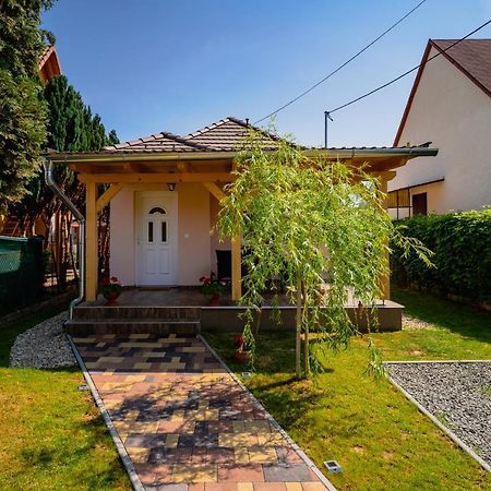 Pipacs Apartmanház Harkány Esterno foto