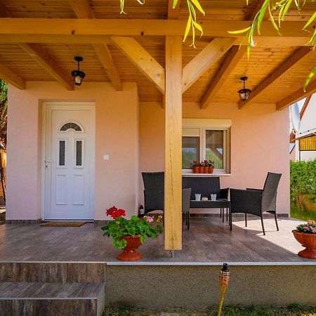 Pipacs Apartmanház Harkány Esterno foto