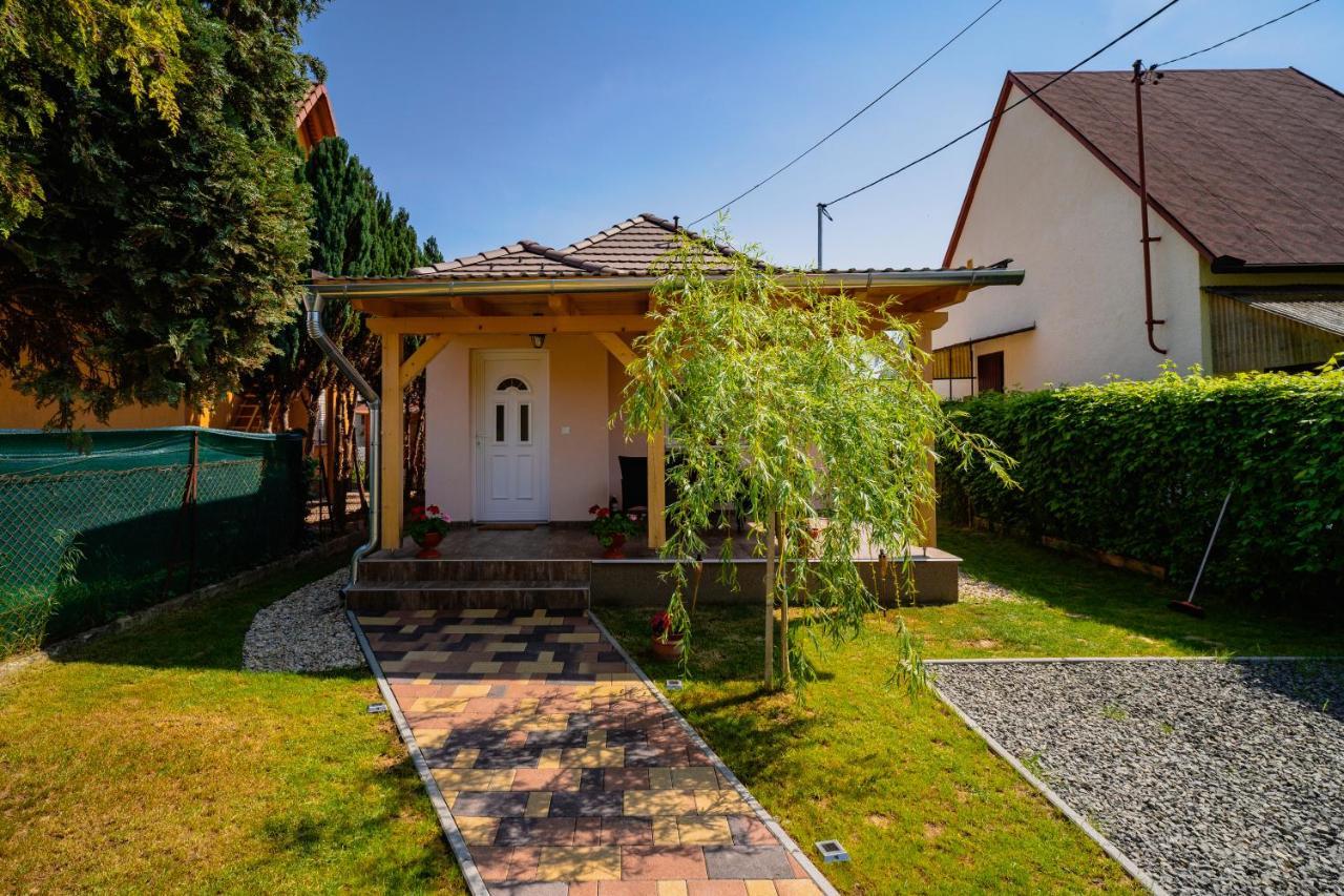 Pipacs Apartmanház Harkány Esterno foto